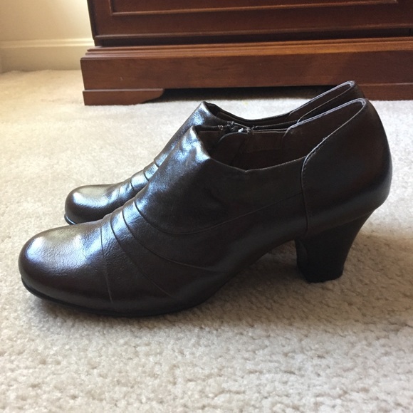 Aerosoles A2 Heelrest Brown Booties - Picture 4 of 8